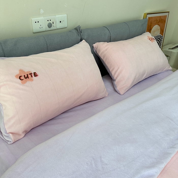 91家纺网 家纺一手货源 找家纺 眷恋家纺 2025新款牛奶绒毛巾绣四件套 卡比-浅粉+浅紫