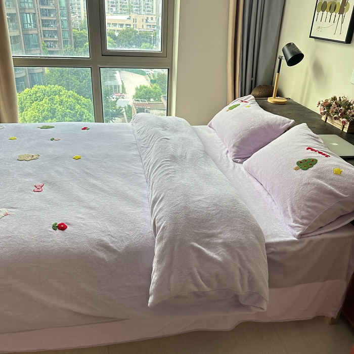 91家纺网 家纺一手货源 找家纺 眷恋家纺 2025新款牛奶绒毛巾绣四件套 动物森林-浅紫