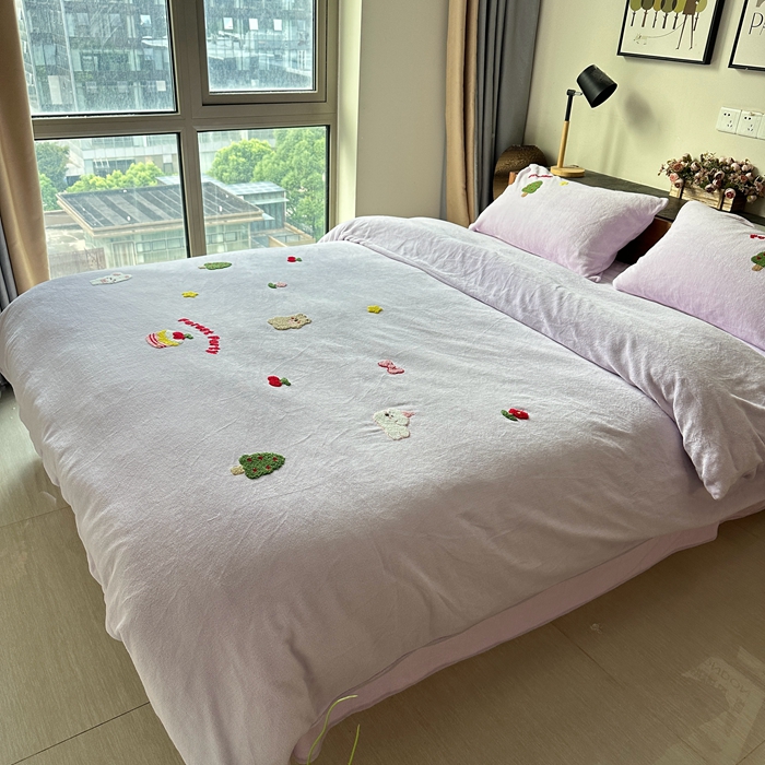 91家纺网 家纺一手货源 找家纺 眷恋家纺 2025新款牛奶绒毛巾绣四件套 动物森林-浅紫