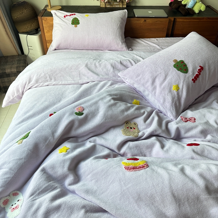 91家纺网 家纺一手货源 找家纺 眷恋家纺 2025新款牛奶绒毛巾绣四件套 动物森林-浅紫