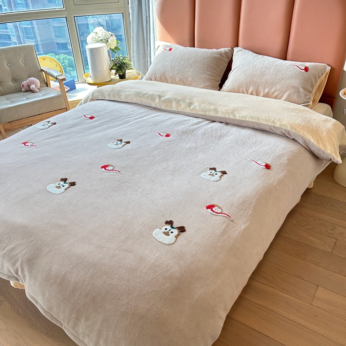 91家纺网 家纺一手货源 找家纺 眷恋家纺 2025新款牛奶绒毛巾绣四件套 龙头老大-咖+嫩黄