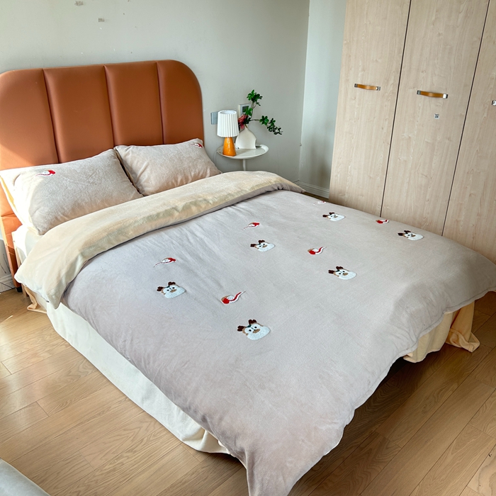 91家纺网 家纺一手货源 找家纺 眷恋家纺 2025新款牛奶绒毛巾绣四件套 龙头老大-咖+嫩黄