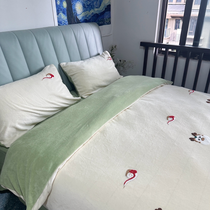 91家纺网 家纺一手货源 找家纺 眷恋家纺 2025新款牛奶绒毛巾绣四件套 龙头老大-米白+豆绿