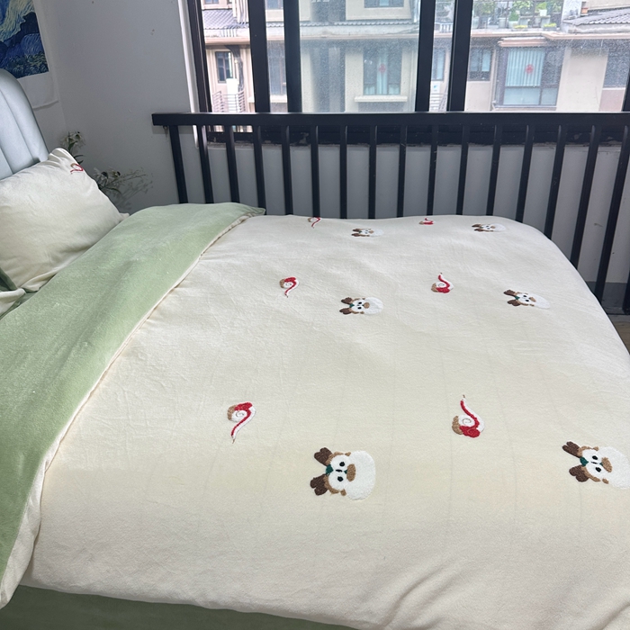 91家纺网 家纺一手货源 找家纺 眷恋家纺 2025新款牛奶绒毛巾绣四件套 龙头老大-米白+豆绿