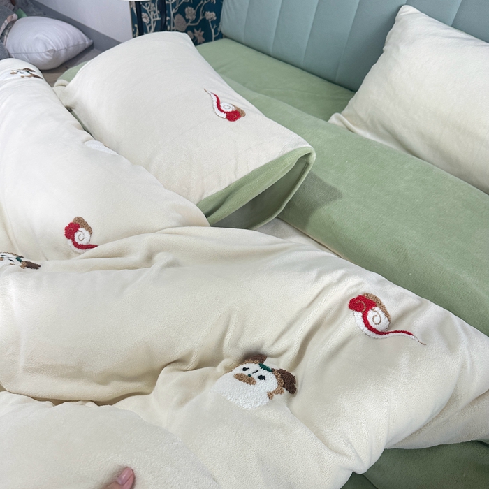 91家纺网 家纺一手货源 找家纺 眷恋家纺 2025新款牛奶绒毛巾绣四件套 龙头老大-米白+豆绿