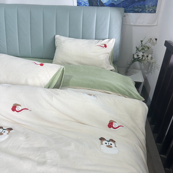 91家纺网 家纺一手货源 找家纺 眷恋家纺 2025新款牛奶绒毛巾绣四件套 龙头老大-米白+豆绿