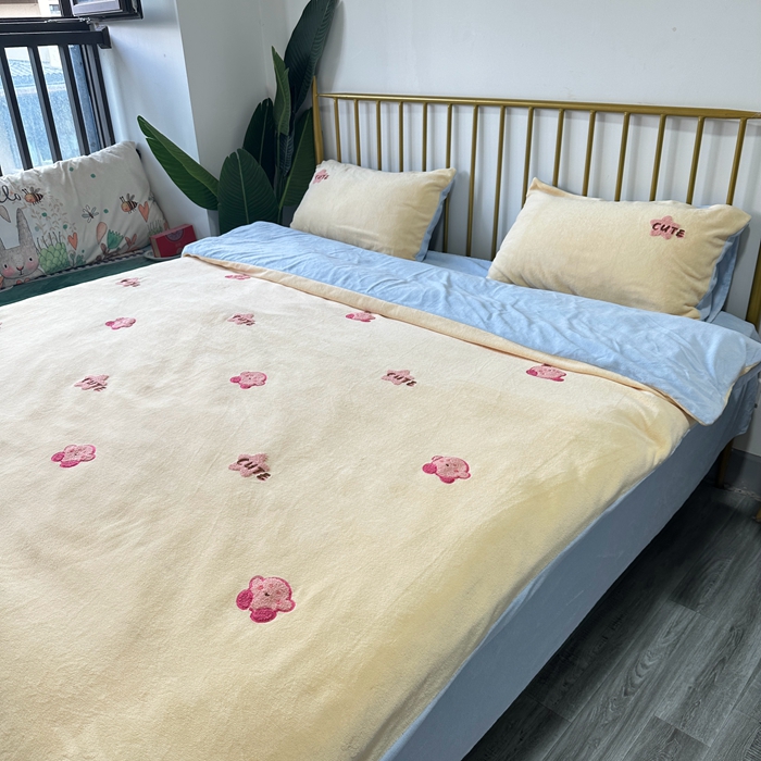 91家纺网 家纺一手货源 找家纺 眷恋家纺 2025新款牛奶绒毛巾绣四件套 卡比-嫩黄+天蓝