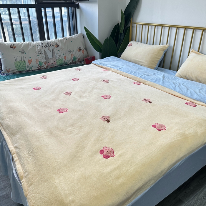 91家纺网 家纺一手货源 找家纺 眷恋家纺 2025新款牛奶绒毛巾绣四件套 卡比-嫩黄+天蓝