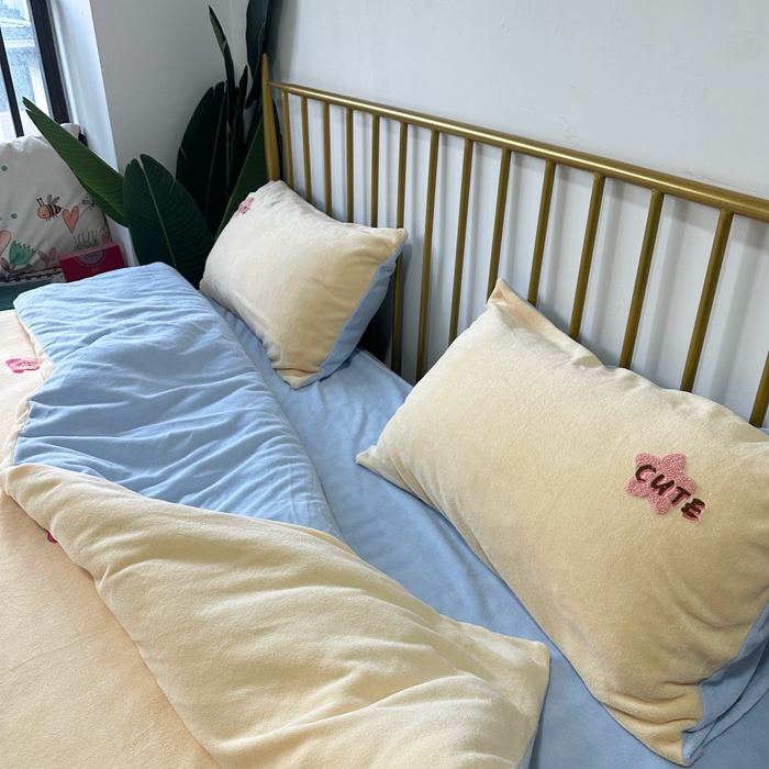 91家纺网 家纺一手货源 找家纺 眷恋家纺 2025新款牛奶绒毛巾绣四件套 卡比-嫩黄+天蓝