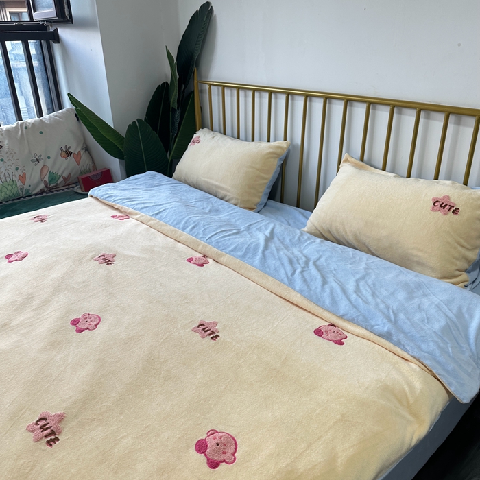 91家纺网 家纺一手货源 找家纺 眷恋家纺 2025新款牛奶绒毛巾绣四件套 卡比-嫩黄+天蓝