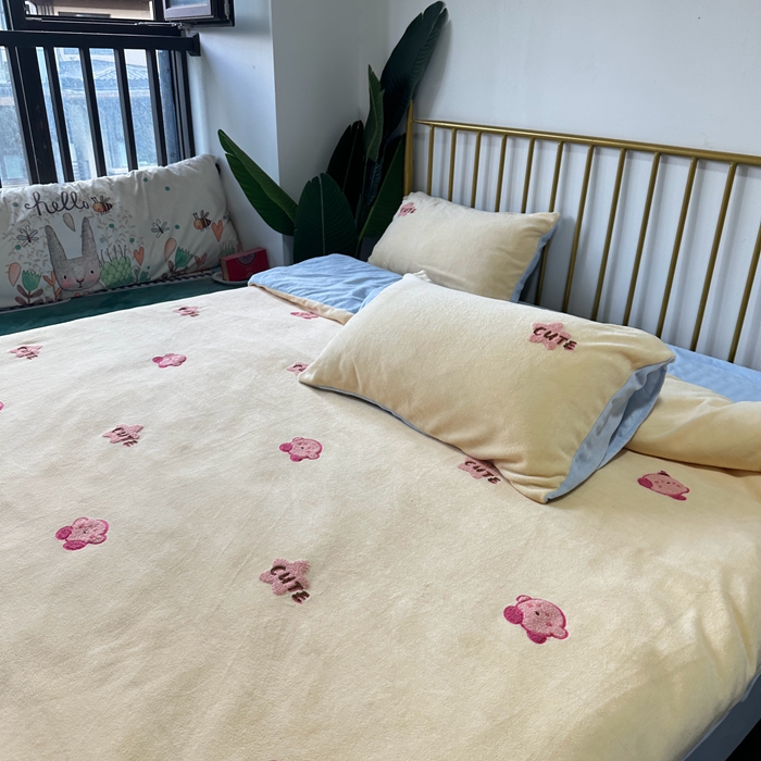 91家纺网 家纺一手货源 找家纺 眷恋家纺 2025新款牛奶绒毛巾绣四件套 卡比-嫩黄+天蓝