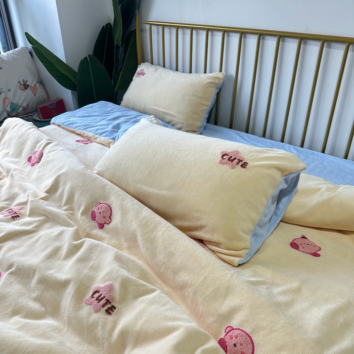 91家纺网 家纺一手货源 找家纺 眷恋家纺 2025新款牛奶绒毛巾绣四件套 卡比-嫩黄+天蓝