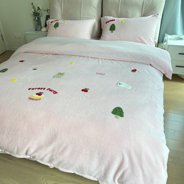 91家纺网 家纺一手货源 找家纺 眷恋家纺 2025新款牛奶绒毛巾绣四件套 动物森林-浅粉