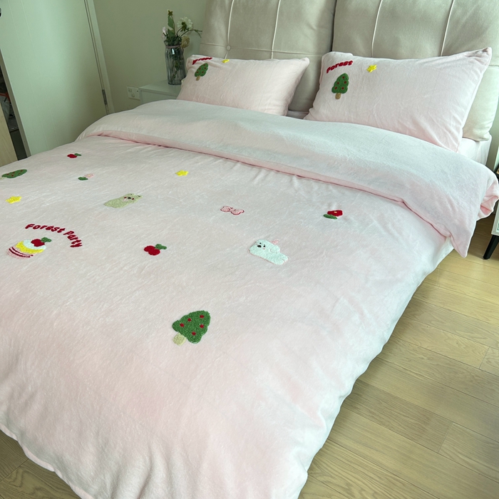 91家纺网 家纺一手货源 找家纺 眷恋家纺 2025新款牛奶绒毛巾绣四件套 动物森林-浅粉