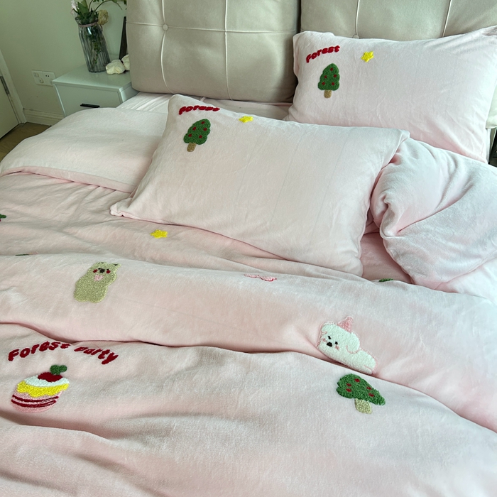 91家纺网 家纺一手货源 找家纺 眷恋家纺 2025新款牛奶绒毛巾绣四件套 动物森林-浅粉