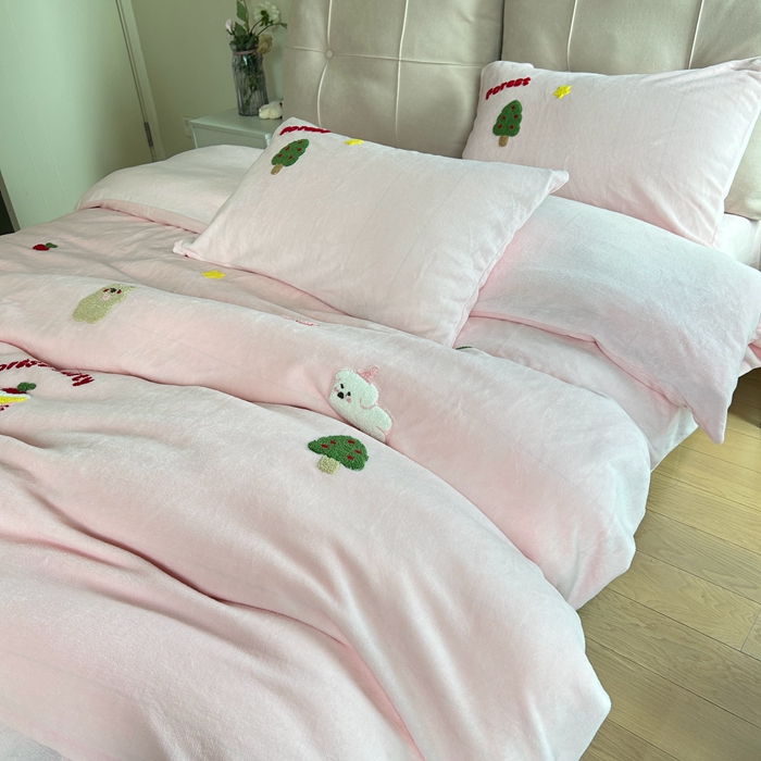 91家纺网 家纺一手货源 找家纺 眷恋家纺 2025新款牛奶绒毛巾绣四件套 动物森林-浅粉