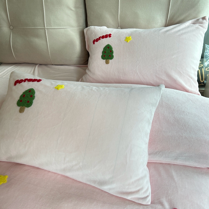 91家纺网 家纺一手货源 找家纺 眷恋家纺 2025新款牛奶绒毛巾绣四件套 动物森林-浅粉