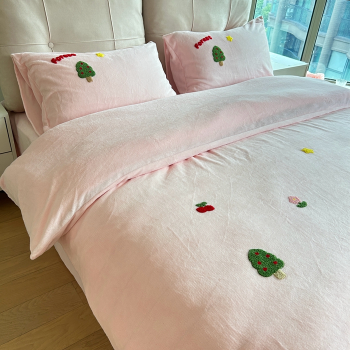 91家纺网 家纺一手货源 找家纺 眷恋家纺 2025新款牛奶绒毛巾绣四件套 动物森林-浅粉