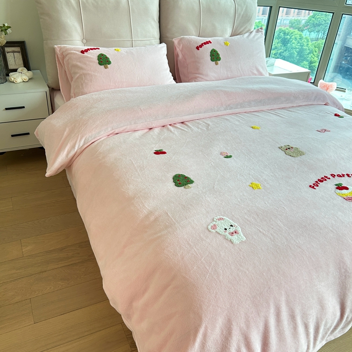 91家纺网 家纺一手货源 找家纺 眷恋家纺 2025新款牛奶绒毛巾绣四件套 动物森林-浅粉