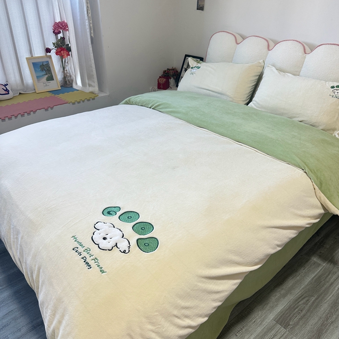 91家纺网 家纺一手货源 找家纺 眷恋家纺 2025新款牛奶绒兔毛贴布绣四件套 复古萌狗-米白+豆绿