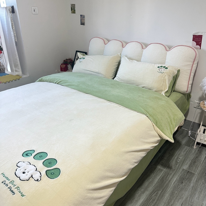 91家纺网 家纺一手货源 找家纺 眷恋家纺 2025新款牛奶绒兔毛贴布绣四件套 复古萌狗-米白+豆绿