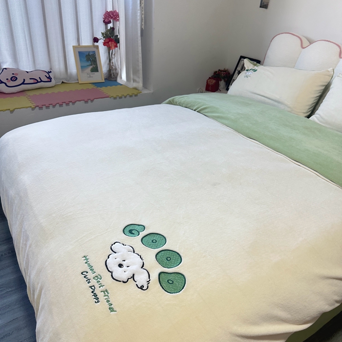 91家纺网 家纺一手货源 找家纺 眷恋家纺 2025新款牛奶绒兔毛贴布绣四件套 复古萌狗-米白+豆绿