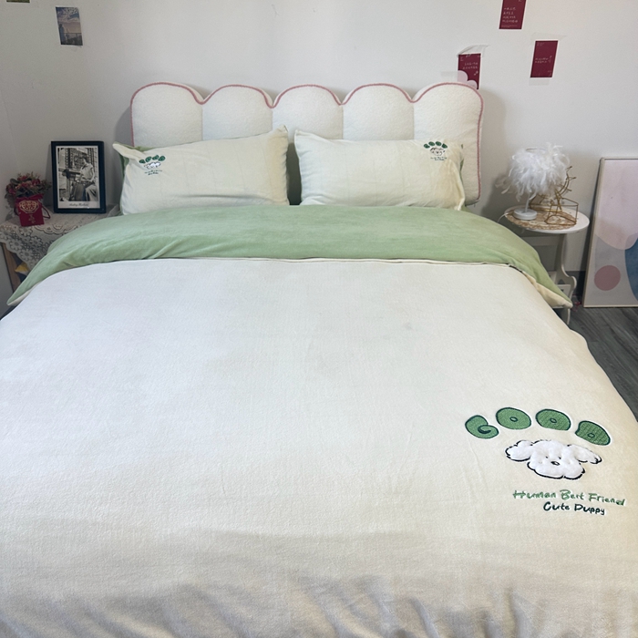 91家纺网 家纺一手货源 找家纺 眷恋家纺 2025新款牛奶绒兔毛贴布绣四件套 复古萌狗-米白+豆绿