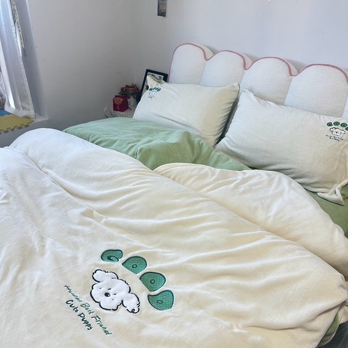 91家纺网 家纺一手货源 找家纺 眷恋家纺 2025新款牛奶绒兔毛贴布绣四件套 复古萌狗-米白+豆绿