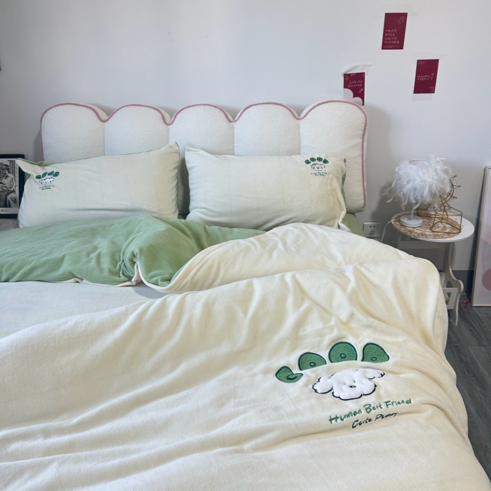 91家纺网 家纺一手货源 找家纺 眷恋家纺 2025新款牛奶绒兔毛贴布绣四件套 复古萌狗-米白+豆绿