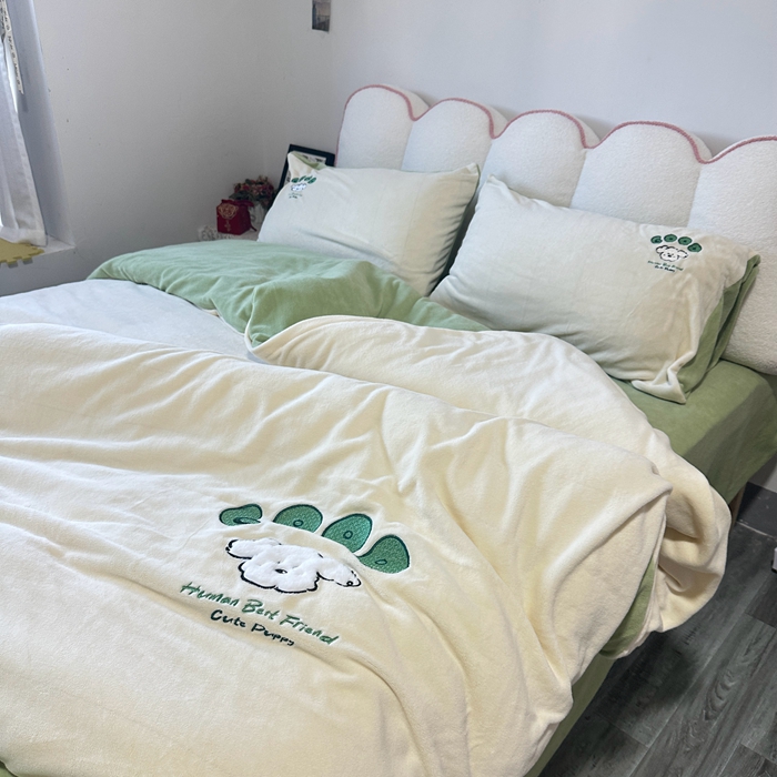 91家纺网 家纺一手货源 找家纺 眷恋家纺 2025新款牛奶绒兔毛贴布绣四件套 复古萌狗-米白+豆绿