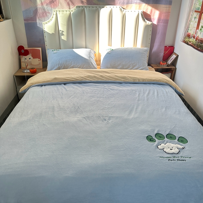 91家纺网 家纺一手货源 找家纺 眷恋家纺 2025新款牛奶绒兔毛贴布绣四件套 复古萌狗-天蓝+嫩黄