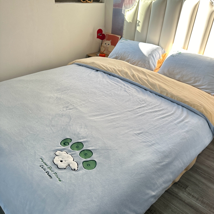 91家纺网 家纺一手货源 找家纺 眷恋家纺 2025新款牛奶绒兔毛贴布绣四件套 复古萌狗-天蓝+嫩黄