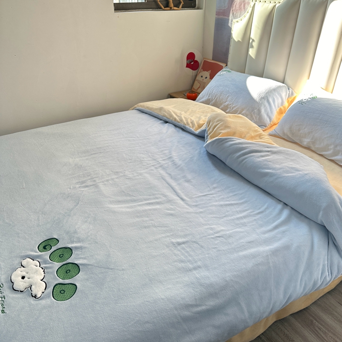 91家纺网 家纺一手货源 找家纺 眷恋家纺 2025新款牛奶绒兔毛贴布绣四件套 复古萌狗-天蓝+嫩黄