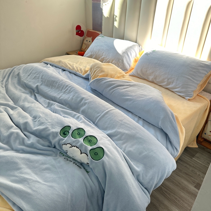 91家纺网 家纺一手货源 找家纺 眷恋家纺 2025新款牛奶绒兔毛贴布绣四件套 复古萌狗-天蓝+嫩黄