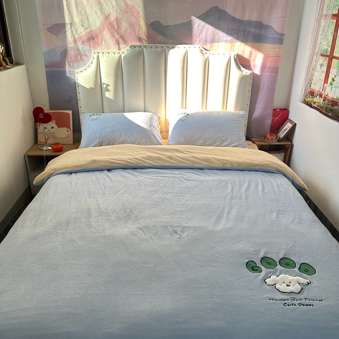 91家纺网 家纺一手货源 找家纺 眷恋家纺 2025新款牛奶绒兔毛贴布绣四件套 复古萌狗-天蓝+嫩黄