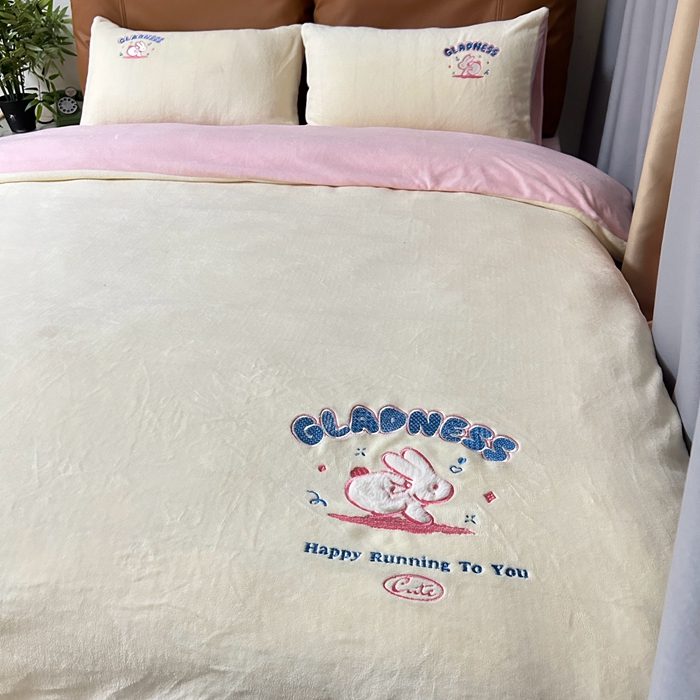 91家纺网 家纺一手货源 找家纺 眷恋家纺 2025新款牛奶绒兔毛贴布绣四件套 欢乐兔-米白+浅粉