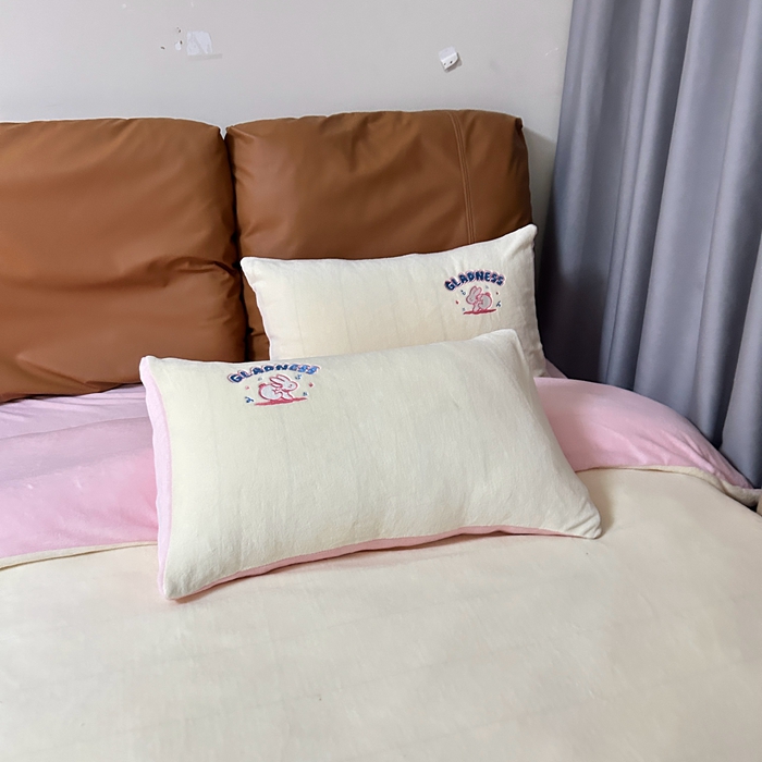 91家纺网 家纺一手货源 找家纺 眷恋家纺 2025新款牛奶绒兔毛贴布绣四件套 欢乐兔-米白+浅粉