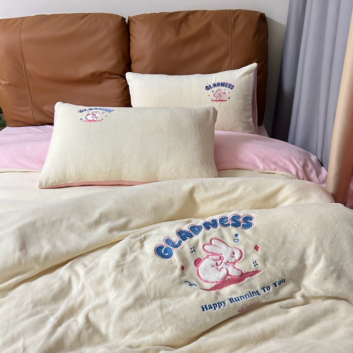 91家纺网 家纺一手货源 找家纺 眷恋家纺 2025新款牛奶绒兔毛贴布绣四件套 欢乐兔-米白+浅粉