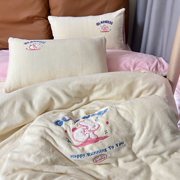 91家纺网 家纺一手货源 找家纺 眷恋家纺 2025新款牛奶绒兔毛贴布绣四件套 欢乐兔-米白+浅粉