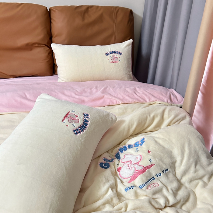 91家纺网 家纺一手货源 找家纺 眷恋家纺 2025新款牛奶绒兔毛贴布绣四件套 欢乐兔-米白+浅粉