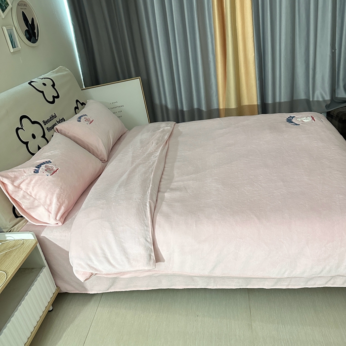 91家纺网 家纺一手货源 找家纺 眷恋家纺 2025新款牛奶绒兔毛贴布绣四件套 欢乐兔-浅粉