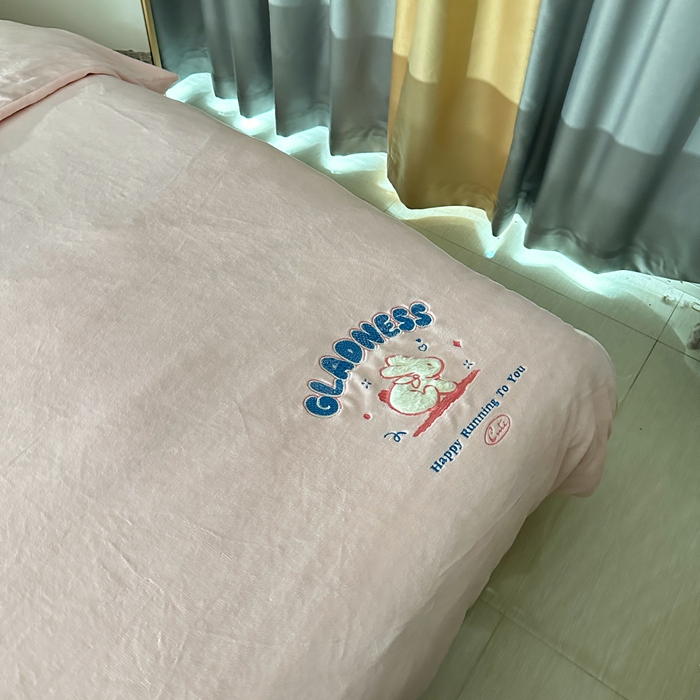 91家纺网 家纺一手货源 找家纺 眷恋家纺 2025新款牛奶绒兔毛贴布绣四件套 欢乐兔-浅粉