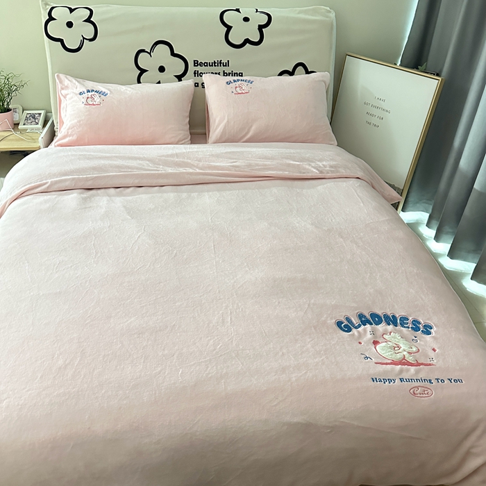 91家纺网 家纺一手货源 找家纺 眷恋家纺 2025新款牛奶绒兔毛贴布绣四件套 欢乐兔-浅粉