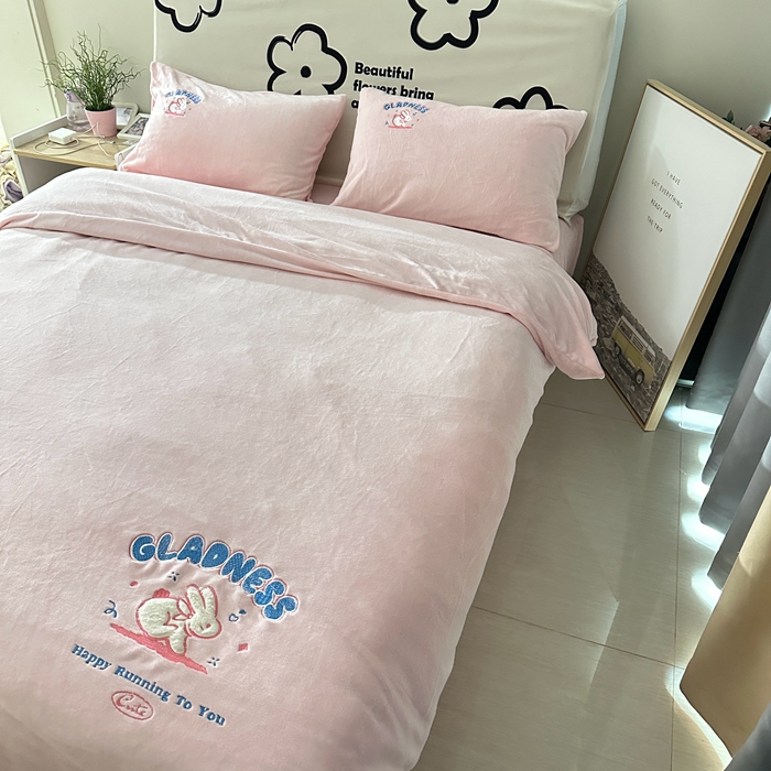 91家纺网 家纺一手货源 找家纺 眷恋家纺 2025新款牛奶绒兔毛贴布绣四件套 欢乐兔-浅粉