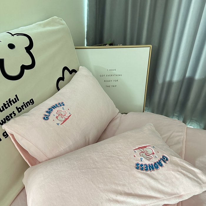 91家纺网 家纺一手货源 找家纺 眷恋家纺 2025新款牛奶绒兔毛贴布绣四件套 欢乐兔-浅粉