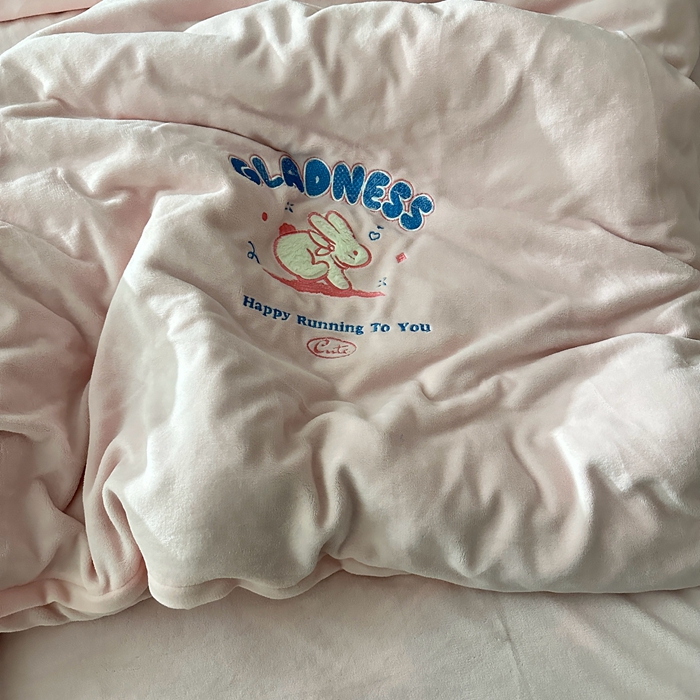 91家纺网 家纺一手货源 找家纺 眷恋家纺 2025新款牛奶绒兔毛贴布绣四件套 欢乐兔-浅粉