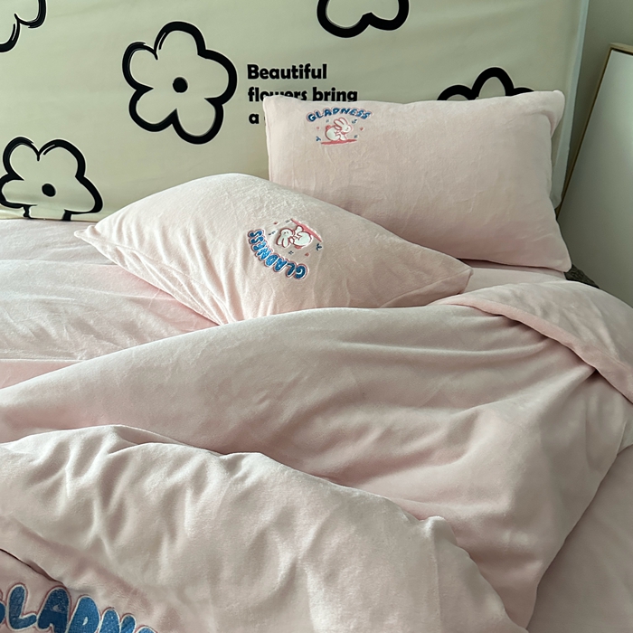 91家纺网 家纺一手货源 找家纺 眷恋家纺 2025新款牛奶绒兔毛贴布绣四件套 欢乐兔-浅粉