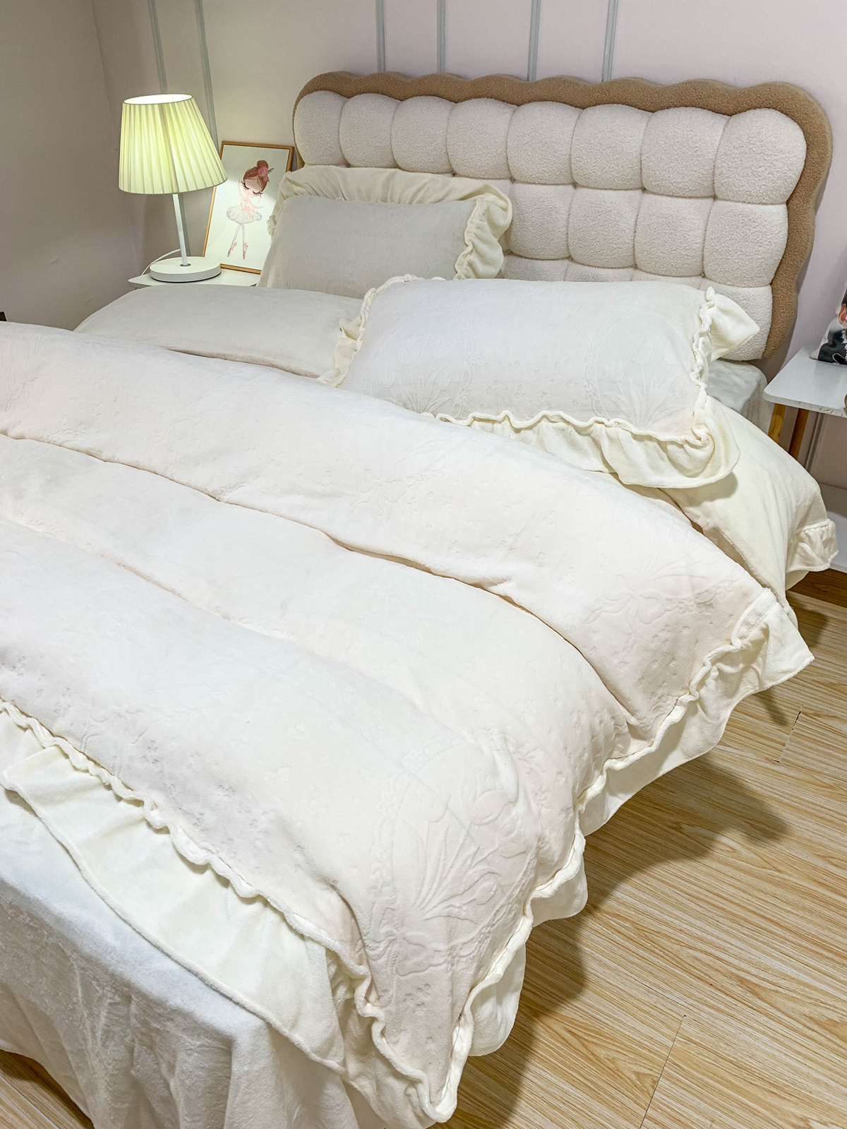 91家纺网 家纺一手货源 找家纺 （总）丽涵家纺 2025新款雕花牛奶绒公主风花边四件套保暖三件套郁香漫境