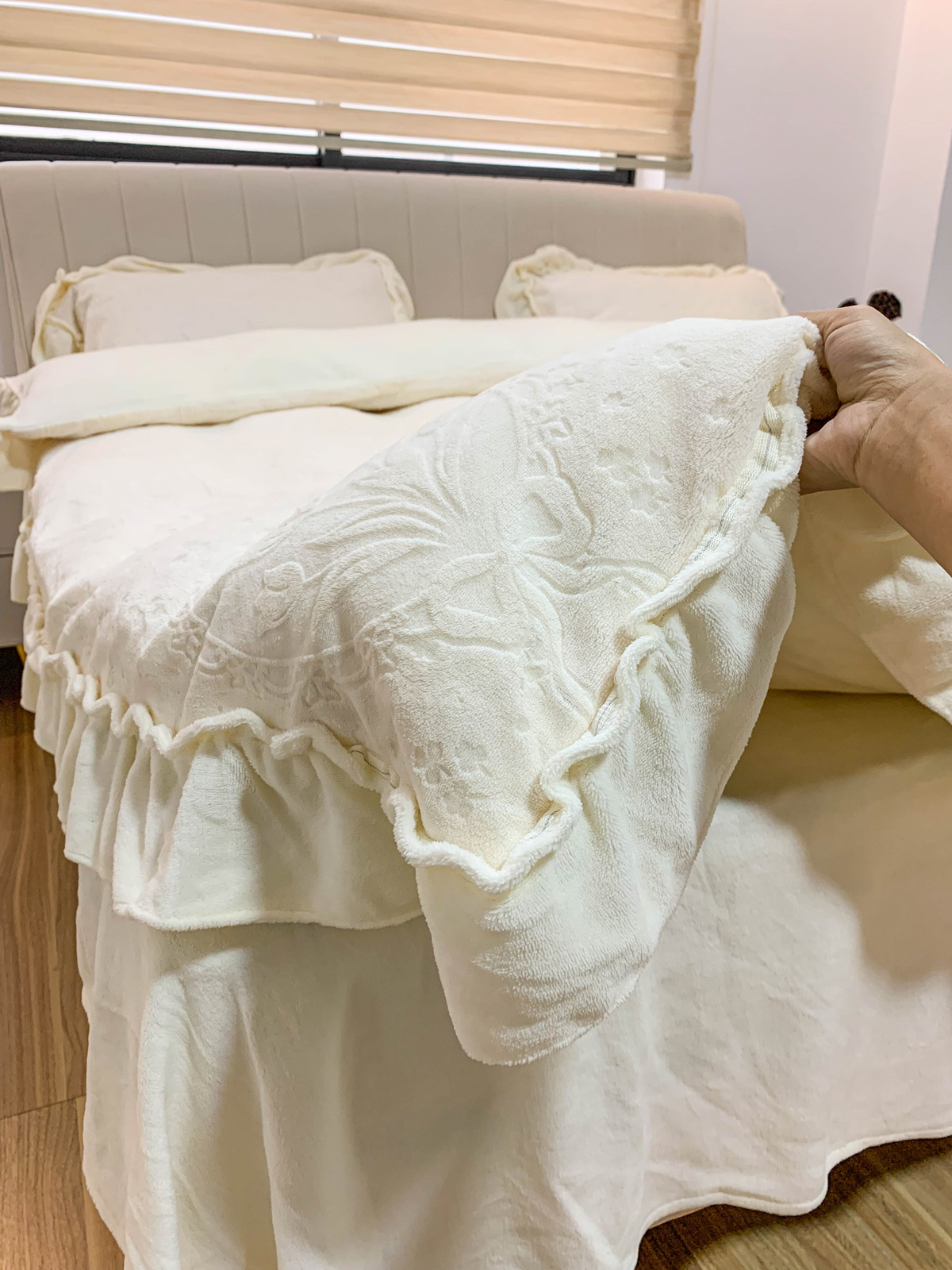 91家纺网 家纺一手货源 找家纺 （总）丽涵家纺 2025新款雕花牛奶绒公主风花边四件套保暖三件套郁香漫境