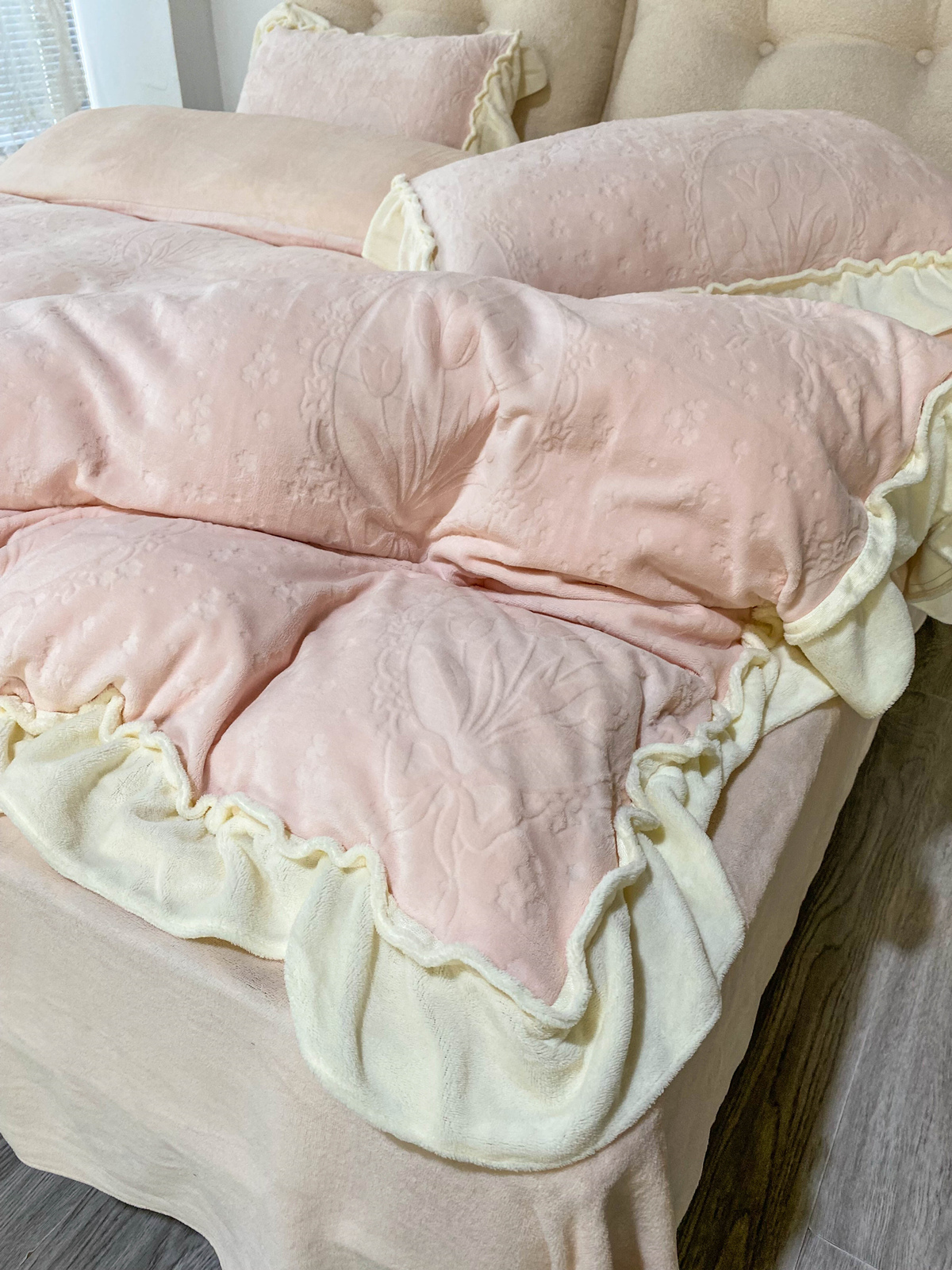 91家纺网 家纺一手货源 找家纺 （总）丽涵家纺 2025新款雕花牛奶绒公主风花边四件套保暖三件套郁香漫境